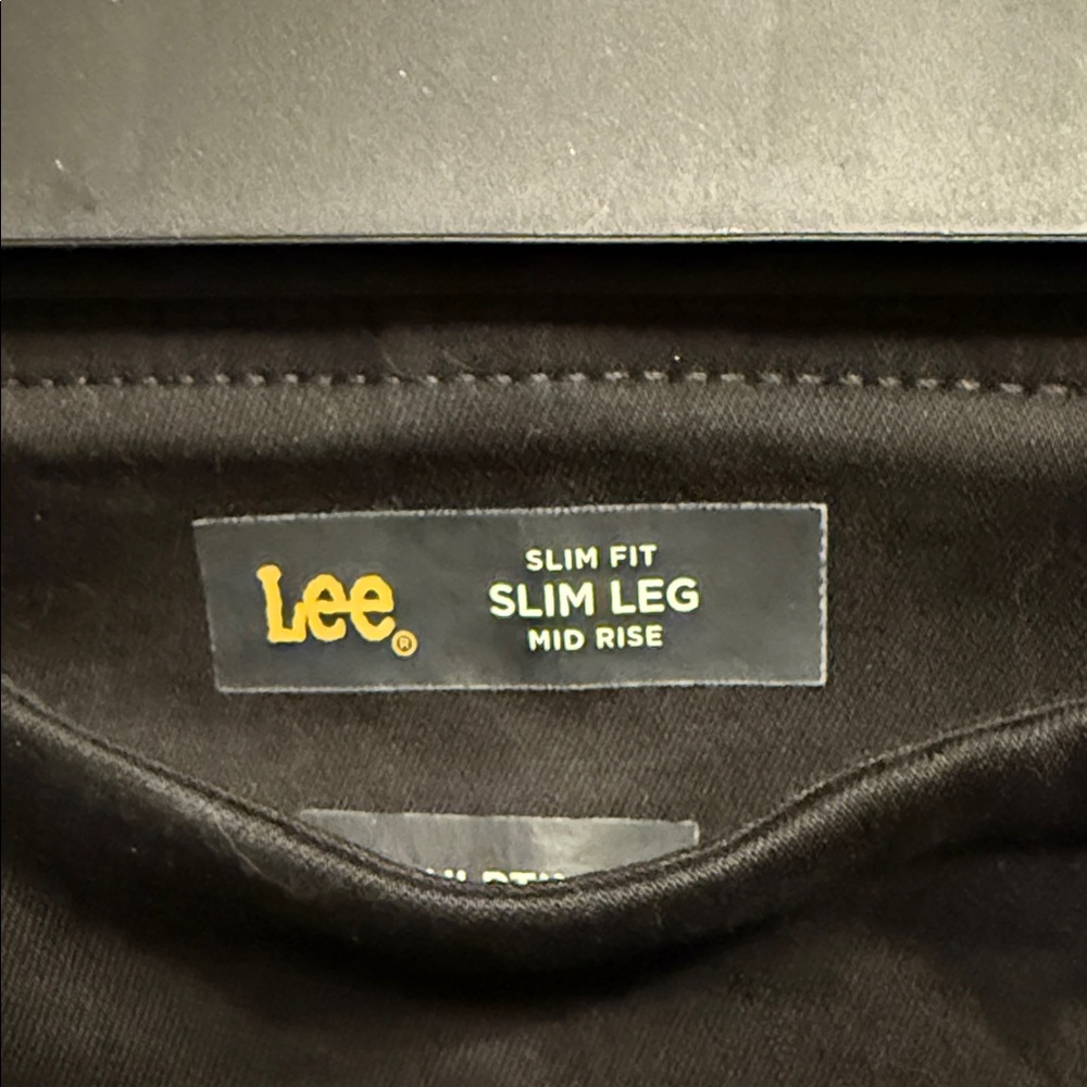 Lee Women’s Sculpting Pull On Slim Pant NWOT Size 8Short - Picture 5 of 5